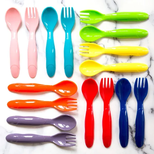 Miniatura 5 de Youngever Juego de 36 utensilios de plástico para niños pequeños, juego de 18 en 9 colores surtidos, tenedores de plástico para niños, cucharas