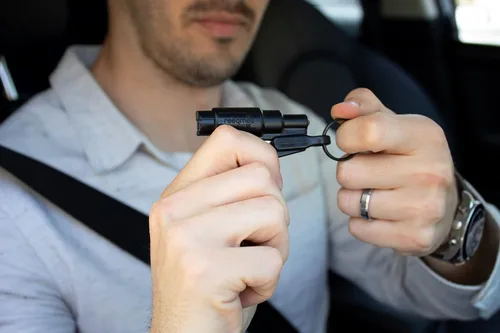 Miniatura 14 de resqme Herramienta de escape de coche con llavero de emergencia original, cortador de cinturón de seguridad 2 en 1 y rompeventanas, fabricado