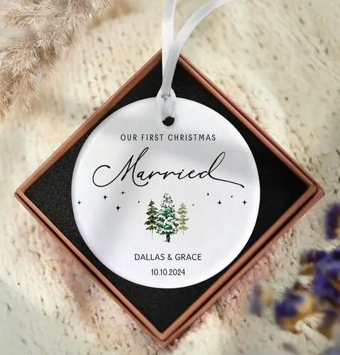 Miniatura 6 de Adorno personalizado de cerámica casada de nuestra primera Navidad (diseño C)