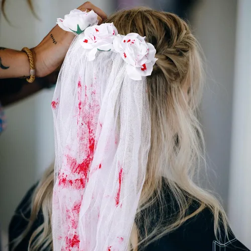 Miniatura 5 de Decoración de Halloween, velo de novia zombi, velo de flores sangrientas con peine, guirnalda de flores góticas, tocado de boda para fiesta