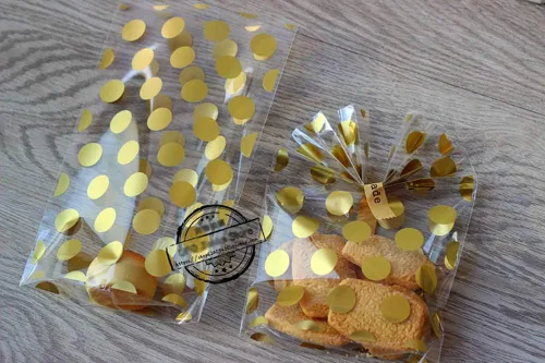 JHere Paquete de 100 bolsas de dulces de lunares dorados con 100 lazos metálicos dorados, bolsas de plástico transparente para galletas, dulces,