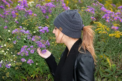 Miniatura 4 de Funky Junque - Gorro tejido para mujer tipo beanie con diseño cruzado en la parte posterior para poder usarlo con coleta o moño