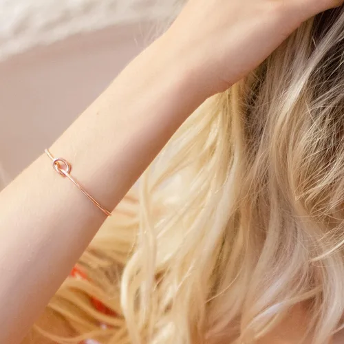 Miniatura 4 de PAVOI brazalete Bangle, nudo "amor eterno", ajustable, enchapado en oro 14 quilates