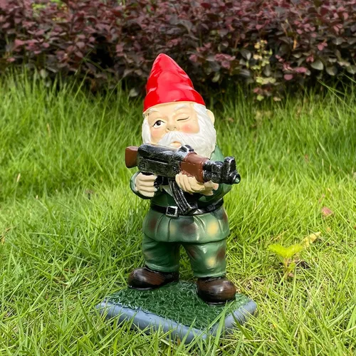 Miniatura 5 de nezababy Gnomos militares de jardín con pistolas, divertidos gnomos del ejército, estatuas para exteriores, escritorio travieso, decoración de patio