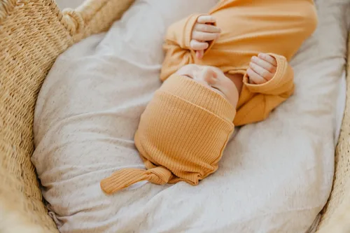 Miniatura 3 de Copper Pearl Gorro de bebé con nudo superior elástico suave Dolce
