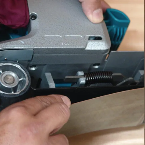 Miniatura 4 de MAKITA Lijadora de correa de 3 x 24 pulgadas, sin polvo, modelo 9924DB, azul