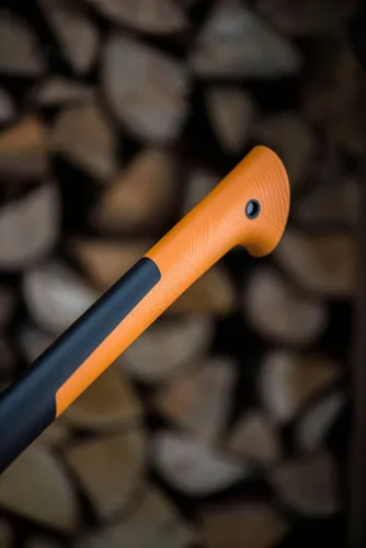 Miniatura 12 de Fiskars Hacha de cortar S X10, Estuche de almacenamiento y transporte incluido, Longitud: 44 cm, Recubrimiento antiadherente, Cuchilla de acero
