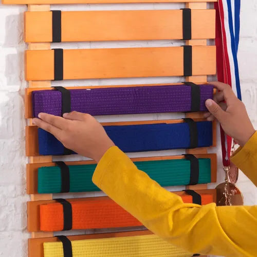 Miniatura 4 de KidKraft Soporte de cinturón de artes marciales, Natural