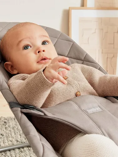 Miniatura 4 de BabyBjörn Bouncer Bliss, Gris Arena, Tejido, Colchón Clásico de Acolchado Asiento Ajustable de Mecedora para Bebé de 2 en 1 y Silla para Niño