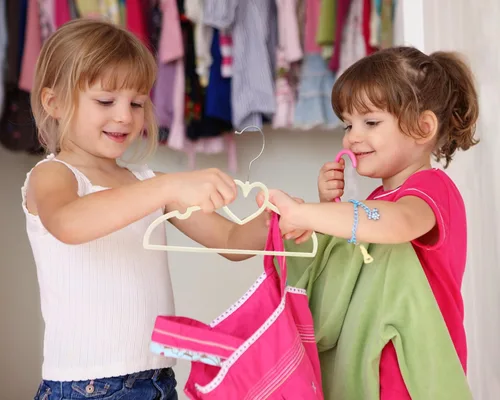 Miniatura 2 de Perchas de terciopelo beige con forma de corazón, paquete de 50 perchas para niños pequeños de 13 pulgadas con 20 clips, ultra delgadas y apilables