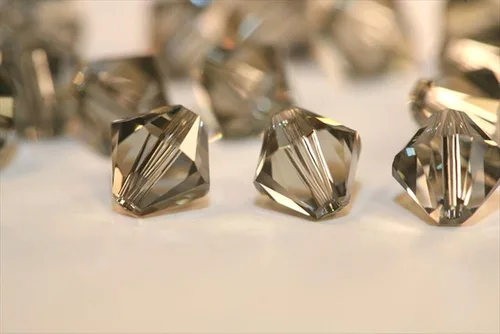 Miniatura 17 de 100 piezas auténticas Preciosa de 3 mm (0,12 pulgadas) cuentas sueltas de cristal bicono facetado pequeño amatista púrpura compatibles con cristales