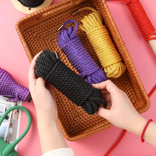 Miniatura 7 de Cuerda suave de seda duradera, 32 pies 0.315 in, cuerda trenzada de satén larga multiusos (2 x 8 pies, negro, rojo de 16 pies + 32 pies morado)