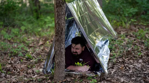 Miniatura 2 de SharpSurvival Shack - Tienda de campaña de supervivencia de emergencia – Tienda de campaña de tubo Mylar para 2 personas – Ligero 8 x 5 pies refugio