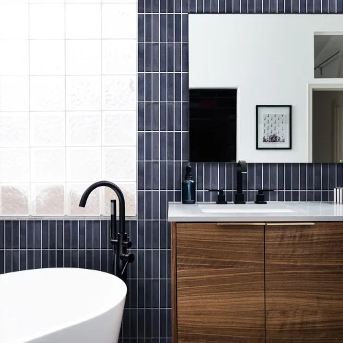 Miniatura 9 de Commomy Azulejos de pared de PVC ultraligero de 11.8 x 11.8 pulgadas, 10 unidades, color azul marino mate, para cocina, baño, inquilinos, azulejos