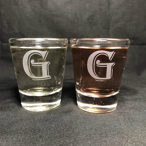 Miniatura 7 de Juego de 2 vasos de chupito con letras de monograma de 1.5 oz (B)