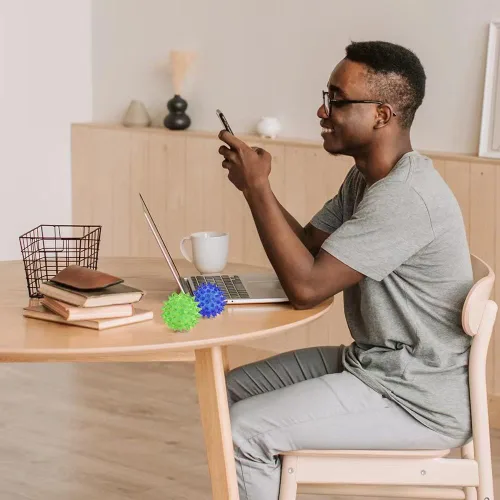 Miniatura 5 de Paquete de 6 bolas sensoriales con puntas que brillan en la oscuridad, para aliviar el estrés, bolas sensoriales con pinchos, bolas de goma