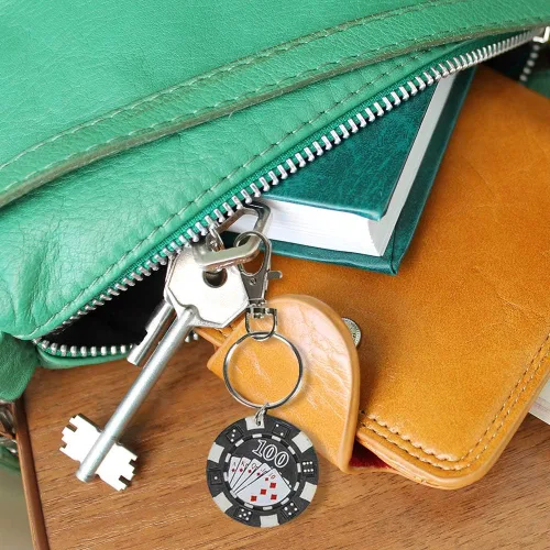 Miniatura 5 de ArtCreativity Llaveros de fichas de póquer para niños, paquete de 12, divertido mosquetón con clip para mochila, bolso, equipaje, recuerdos