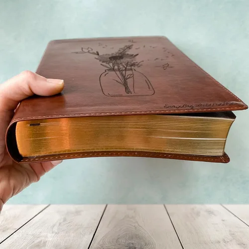 Miniatura 4 de JOY CREATIVE Biblia de letras rojas de margen ancho ESV Personalizado con nombre El diseño personalizado está escrito a mano y grabado