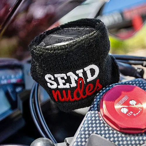 Miniatura 2 de Moto Loot - Funda para depósito de líquido de frenos para motocicletas, Sporbikes y regalos (Send Nudes)