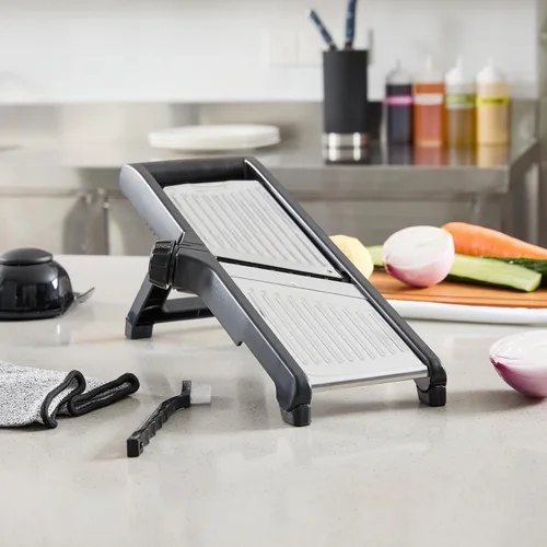 Miniatura 8 de Restaurantware Rebanadora de mandolina ajustable de acero inoxidable, cortador de verduras estándar alemán con protector de cuchilla, incluye