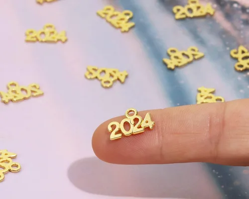 Miniatura 4 de Tupalizy 100 cuentas de aleación para el año 2024 para graduación, collar con borla, colgante, pulsera, aretes, llavero, joyería, hallazgos