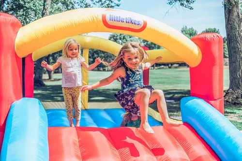 Miniatura 3 de Little Tikes Jump 'n Slide Bouncer Inflable Incluye Soplador de Servicio Pesado con GFCI, Estacas, Parches de Reparación y Bolsa de Almacenamiento