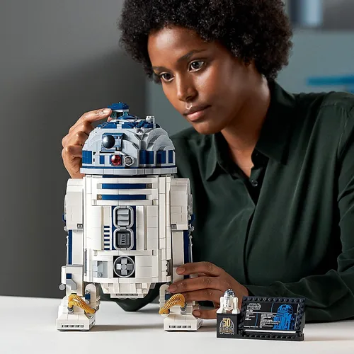 Miniatura 2 de LEGO Star Wars R2-D2 75308 Set de construcción de droides para adultos, modelo de exhibición coleccionable con la espada láser de Luke Skywalker
