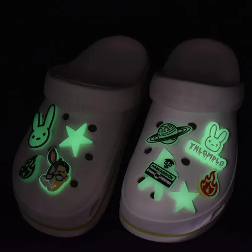 Miniatura 3 de Juego de 8 dijes para decoración de zapatos, pulsera de BUNNY que brillan en la oscuridad, regalos de fiesta, niños, niñas, hombres y mujeres, 8