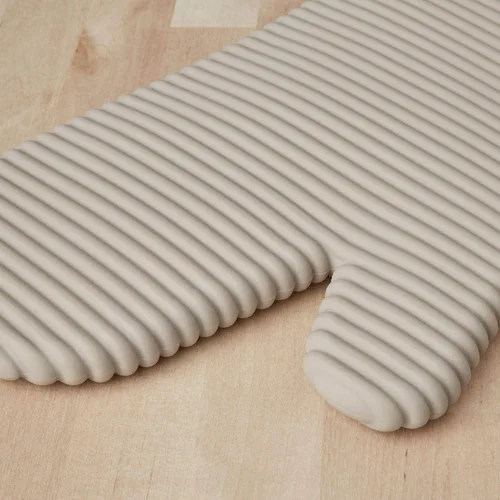 Miniatura 3 de KITCHENAID Juego de 2 guantes de horno de silicona suave acanalados, 7.5 x 13 pulgadas, batido Milkshake