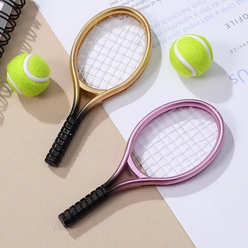 Miniatura 7 de Kisangel 2 juegos de mini raquetas de tenis y bolas, kit deportivo de casa de muñecas en miniatura a escala 1:12, decoraciones realistas