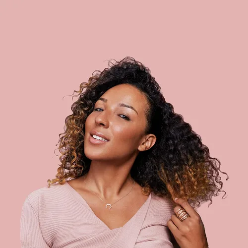 Miniatura 9 de SheaMoisture Hidratar y definir champú, acondicionador y leche de peinado para el cuidado del cabello rizado coco e hibisco con manteca de karité