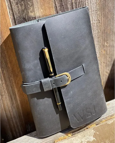 Miniatura 9 de Juego de regalo de diario de cuero personalizado para hombres y mujeres, iniciales en cubierta de cuero de primera calidad, bolígrafo de metal