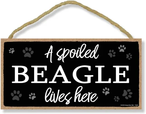 Honey Dew Gifts A Spoiled Beagle Lives Here - Cartel colgante de perro de 5 x 10 pulgadas, arte de pared, letrero decorativo de madera para