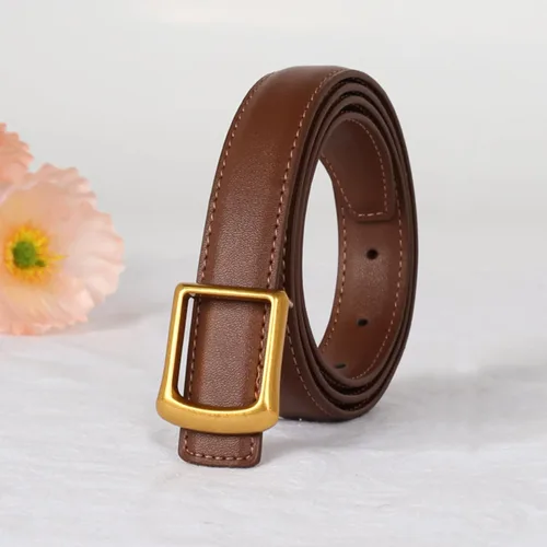 Miniatura 432 de Cinturón de cuero clásico con hebilla de metal para mujer con vestido de jeans