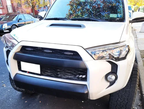 Miniatura 7 de iJDMTOY Emblema de rejilla de tres colores con tiras retro y anclajes de perno de cambio sin necesidad de remoción, compatible con Toyota Tacoma