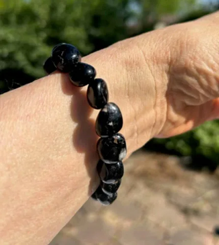 Miniatura 3 de Pulsera elástica con piedras pulidas de turmalina negra 8 pulgadas de largo que se ajusta cómodamente a una muñeca de 5.5 a 7 pulgadas, Piedra
