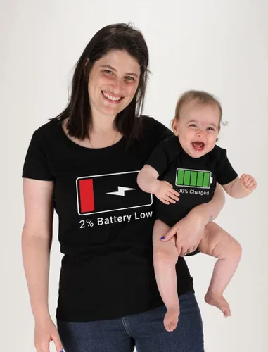 Miniatura 3 de Tstars Camisetas familiares a juego – Divertido juego de batería baja y carga completa para mamá, papá y bebé – Regalo para nuevos padres