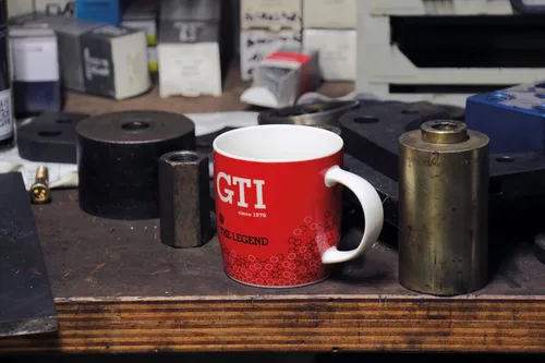 Miniatura 5 de BRISA VW Collection - Taza de cerámica para café, té y capuchino, diseño GTI Golf (12.5 fl oz/12.5 fl oz/GTI The Legend/rojo)