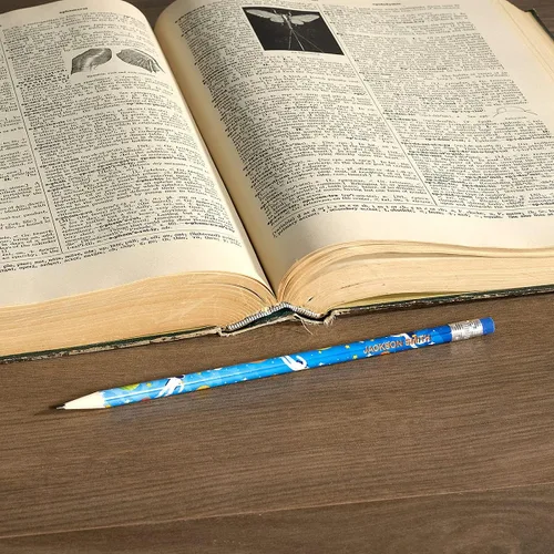 Miniatura 5 de Lillian Vernon Lápices de astronauta personalizados – Juego de 12 lápices de madera dura #2 con nombre grabado con láser, suministros escolares