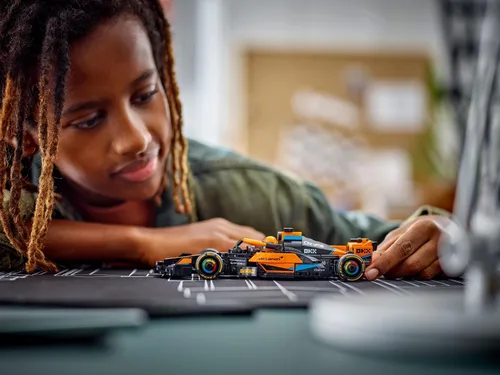 Miniatura 2 de LEGO Speed Champions 2023 McLaren Fórmula 1 Juguete de auto de carreras para jugar y exhibir, juego de juguetes McLaren construible para niños, idea