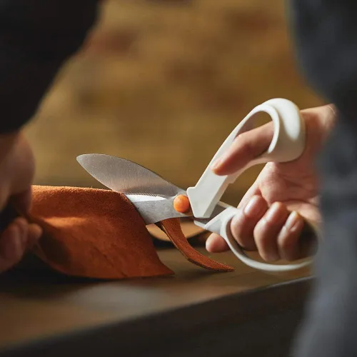 Miniatura 4 de Fiskars SoftGrip PowerCut Tijeras de tela y medios mixtos, tijeras resistentes de 8 pulgadas para tela, cartón, corcho, metal decorativo y corte