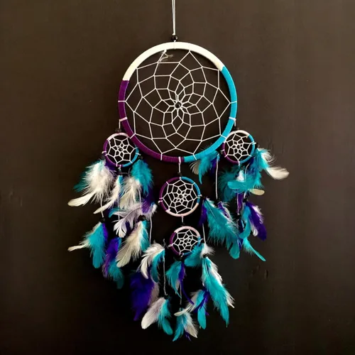 OMA Atrapasueños – Colores tradicionales de tie-dye hechos a mano, plumas turquesa, morado y blanco – Tamaño grande – 9 pulgadas de diámetro y 30