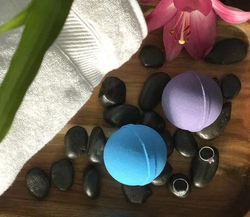 Miniatura 8 de Ocean Breeze - Juego de 2 bombas de baño de lavanda con anillo tamaño 6 en el interior, cada una fabricada en Estados Unidos