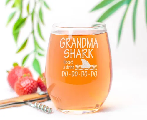 Miniatura 5 de Grandma Shark Needs a Drink, copa de vino sin tallo de 15 onzas, regalos para la nueva abuela, día de la madre, anuncio de embarazo, nueva abuela
