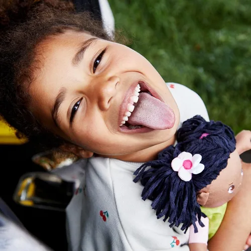 Miniatura 3 de HABA Cari - Muñeca de bebé negra de 12 pulgadas con coletas negras, cara bordada, vestido verde extraíble, lavable a máquina, muñeca de bebé suave