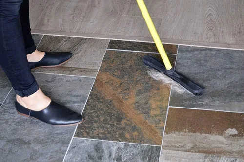 Miniatura 9 de Escoba original FURemover de goma para pelo de mascotas con rasqueta, con mango telescópico de 58" para alfombra, baldosas y madera dura y cepillo