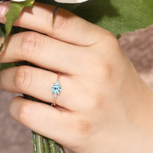 Miniatura 5 de Gem Stone King Anillo de compromiso solitario de oro rosa de 10 quilates con topacio azul cielo y zafiro blanco creado para mujer