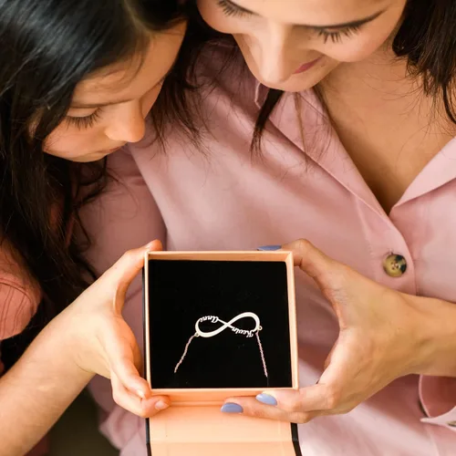 Miniatura 4 de MYKA - Collar con dije de infinito personalizado con nombre para parejas joyería de amor eterno con 1 o 2 nombres plata de ley chapado en oro