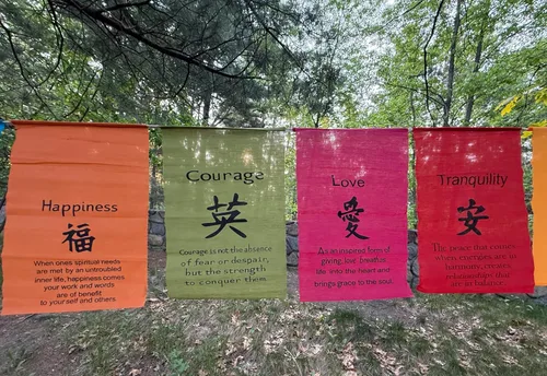 Miniatura 3 de Bandera de oración tibetana inspiradora para colgar – Amor, paz, coraje, sabiduría, felicidad, tranquilidad