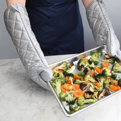 Miniatura 6 de New Star Foodservice Guantes de horno con defensa adicional, hasta 400F, tela entretejida plateada/silicona, 15 pulgadas, juego de 2